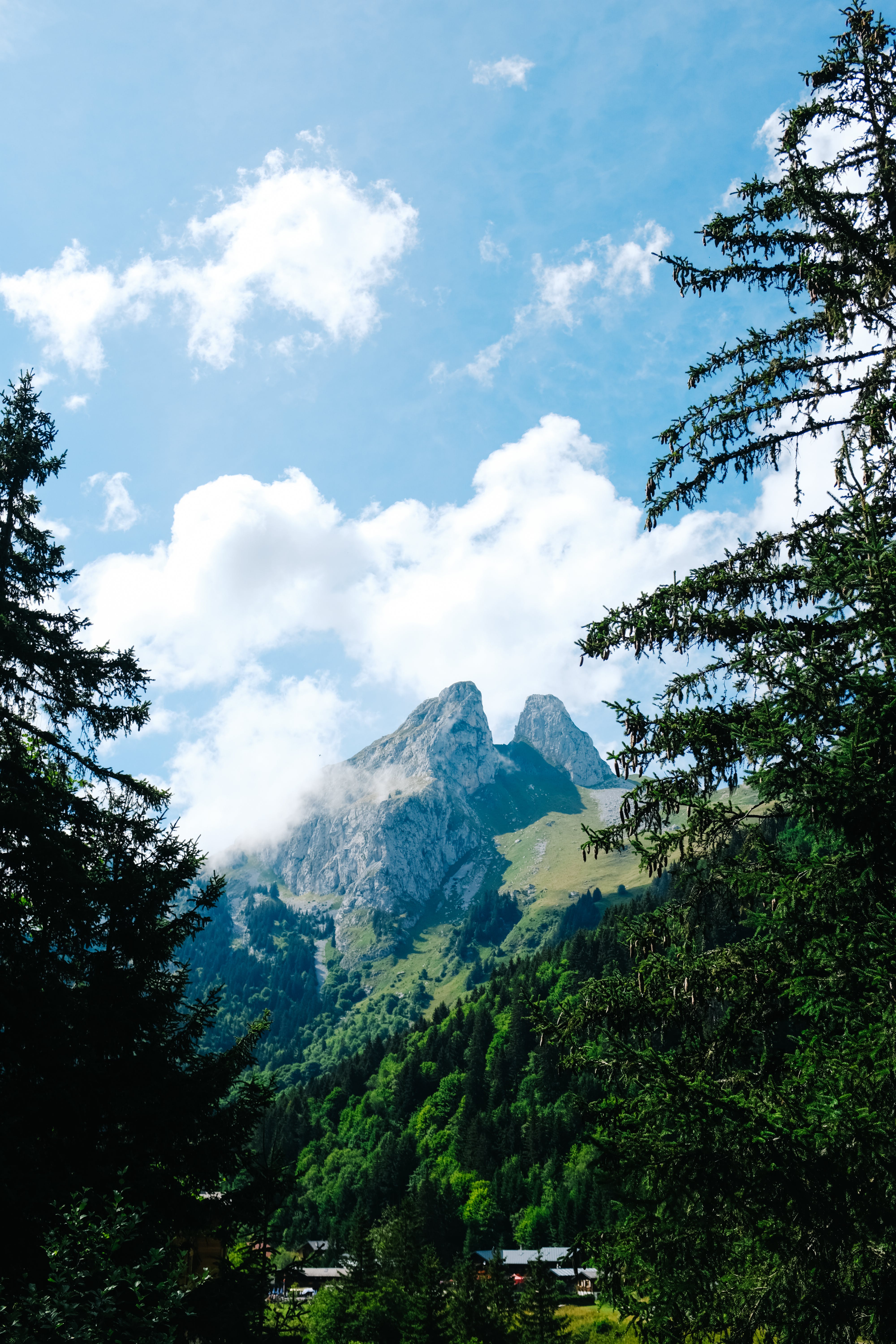 Hybrid Cloud Application Example Case Studies, Comparisons, and Advices